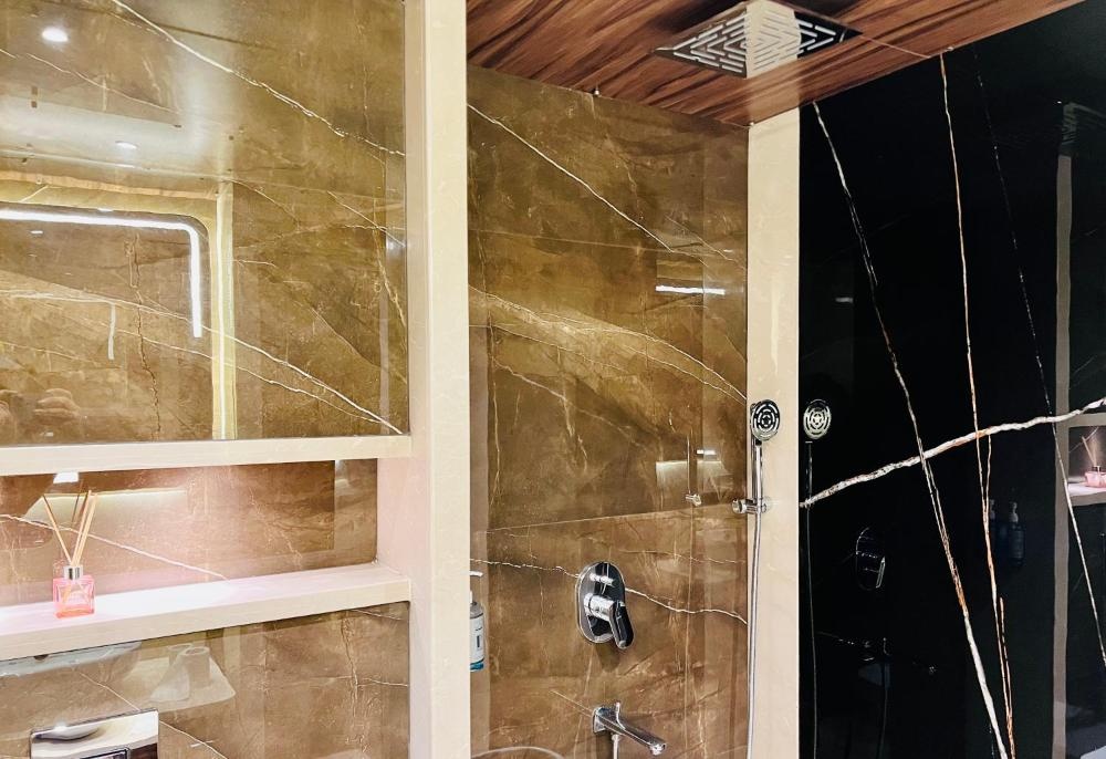 Suite deep soaking bathtub with bathtub caddy — The Prime Delhi Hotel